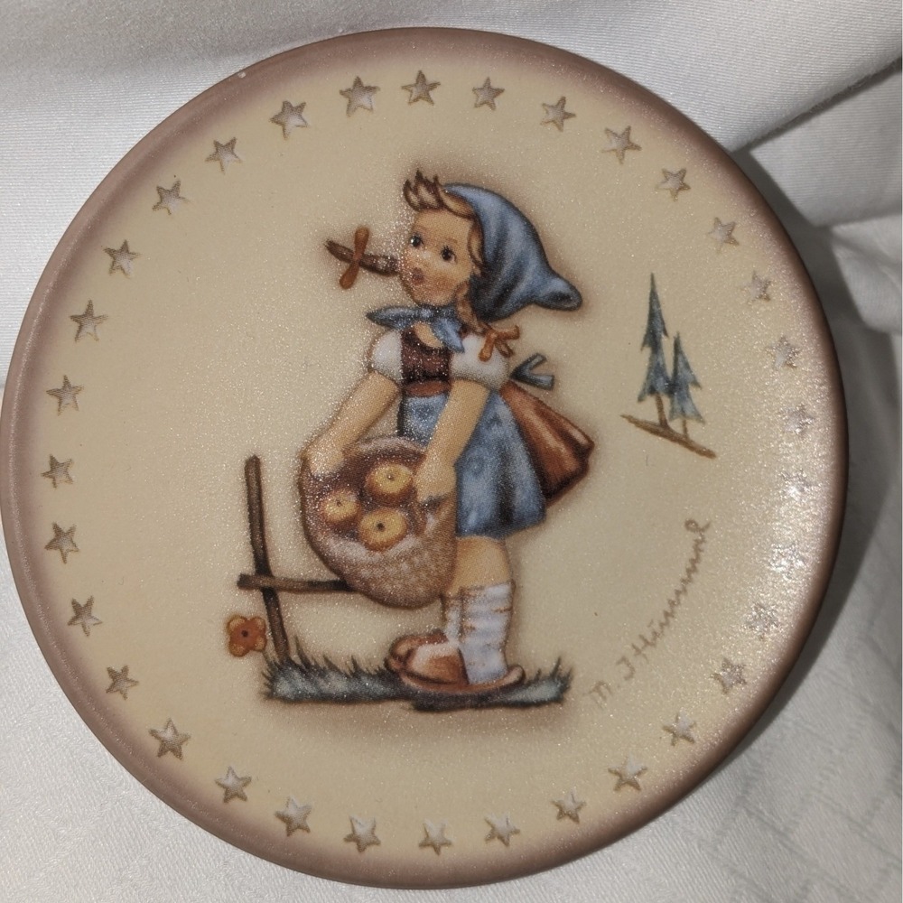 Goebel Hummel Little Helper Miniature Plate Hum 984 14th Edition Germany 3.125in